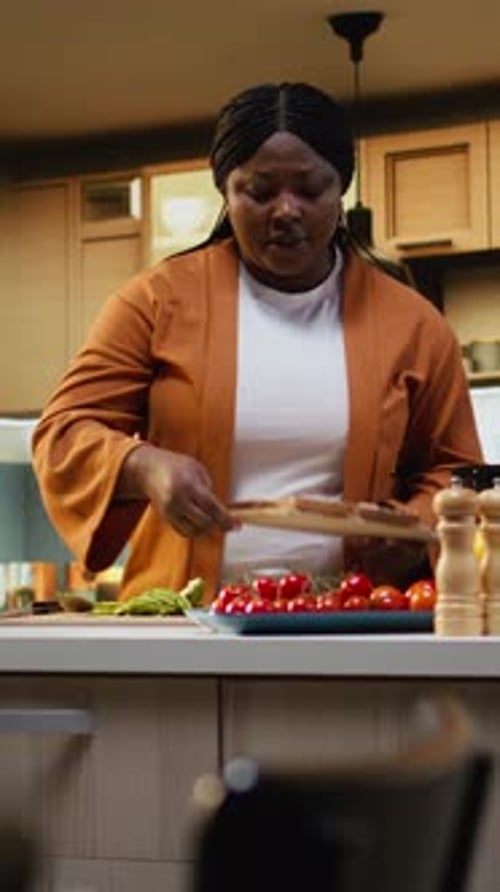 Un vlogger de Black Food étale des tranches d'avocat sur du pain grillé pour un choix sain
