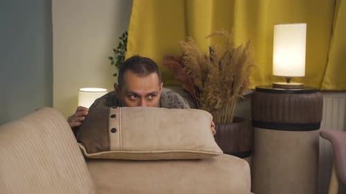 O homem com os problemas se esconde. Paciente mental.