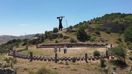 Vue aérienne du peuple alévi adorant sur le flanc de la montagne (l'un des groupes religieux turcs) 3