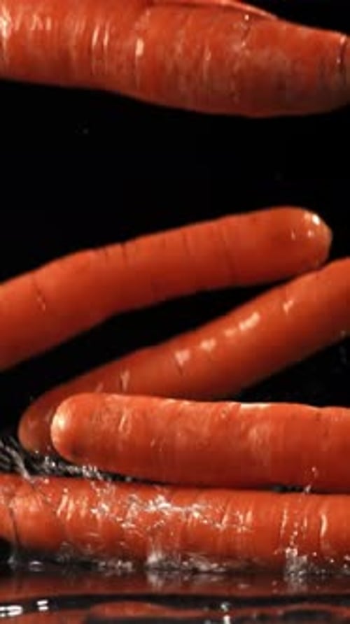 Falling Carrots on the Table Gefilmt in Zeitlupe mit 1000 Bildern pro Sekunde