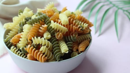 Fusilli tricolore biologique sur fond de bol