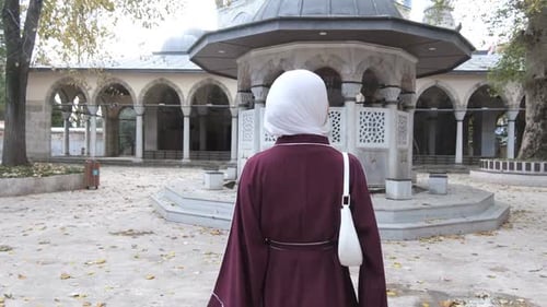 Mädchen besucht berühmte Moschee