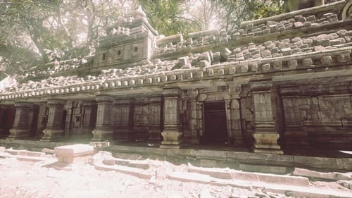 Ruines d'anciens temples entourées d'un feuillage vibrant dans le paysage cambodgien