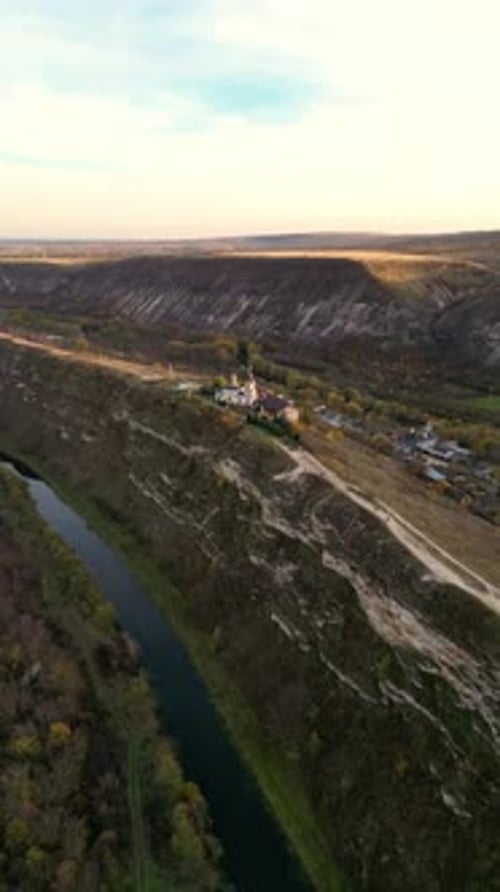 Zumbido vertical sobrevolando el monasterio de Orheiul Vechi en Moldavia al atardecer