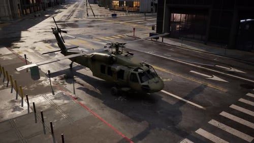 Helicóptero militar en el centro al atardecer