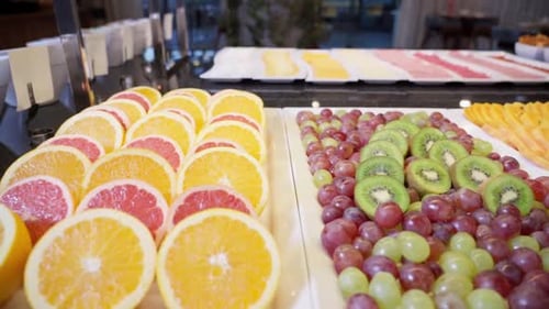 Dekoriertes festliches Tischbuffet zum Frühstück im Hotel für touristisches Essen