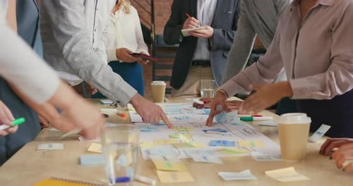 Деловая встреча, планирование и стратегия с примечаниями, видением и логистикой для совместной работы