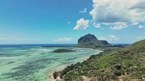 Eine Luftaufnahme einer tropischen Insel mit einem Berg im Hintergrund