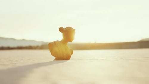 Göttin der Liebe in der griechischen Mythologie auf dem Sand des Strandes
