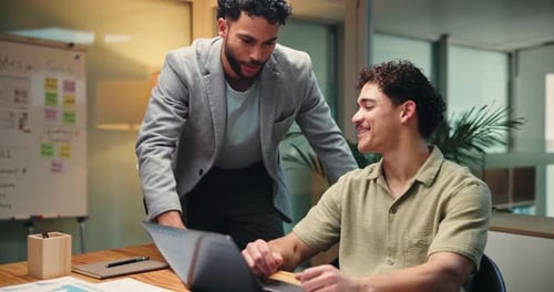 Fist bump, ordinateur portable et conception Web avec des gens d'affaires au bureau la nuit pour la gestion de projet