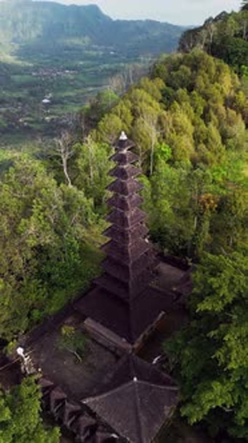 Vue par drone de l'ancien temple de la pagode surplombant la vallée tropicale et les montagnes verdoyantes