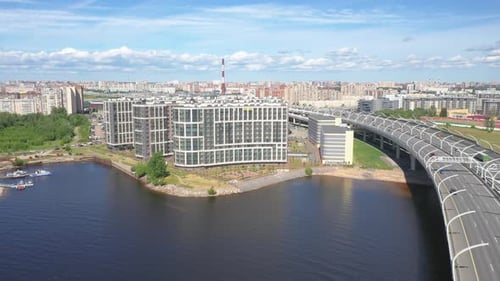 Luftdrohne mit langsamer Ortung, Aufnahme der westlichen Hochgeschwindigkeitsbrücke im Finnischen Meerbusen in St.