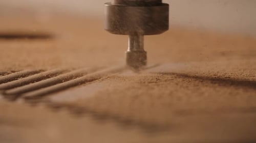 Nahaufnahme einer Maschine für Muster auf Holz. Kreativ. Industrielle Maschine