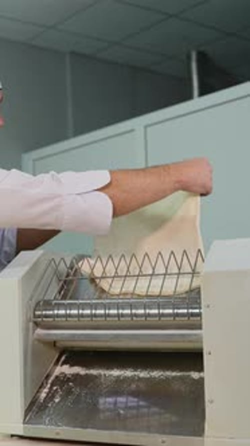 Koch verwendet Teigausrollmaschine in der Küche