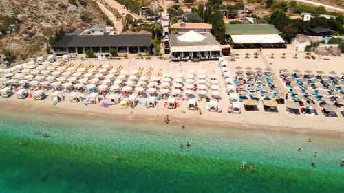 Luftbild des tropischen Strandes auf den Ksamil-Inseln mit türkisfarbenem Wasser in Albanien