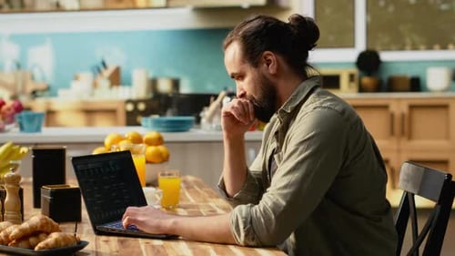 Mann, der sich auf Programmier- und Softwareentwicklungsaufgaben konzentriert