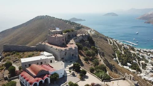 Grèce, Leros, Drone filmé par drone du vieux château au point culminant de l'île De haut en bas