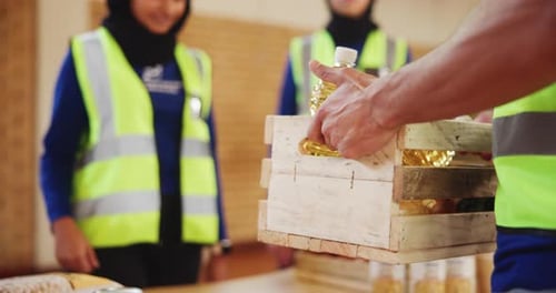 De la nourriture, des dons et des personnes à table avec une boîte d'épicerie, une alimentation saine et une alimentation saine lors de l'alimentation des réfugiés