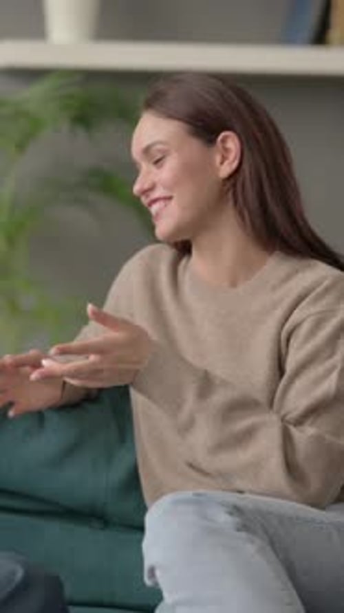 Femme parlant à un homme assise sur un canapé, Vidéo verticale