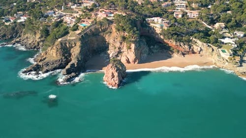 Rochas, falésias no meio do mar Mediterrâneo, praia azul virgem, paraíso turquesa, Begur