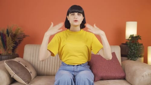 La température élevée de l'air étouffe la femme.