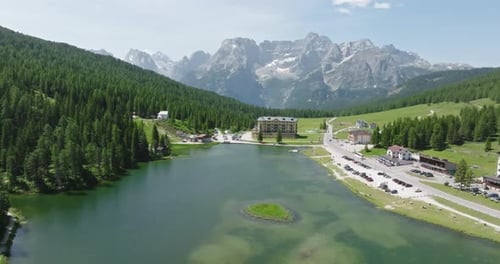 Vue aérienne du lac Misurina et de ses environs dans les Dolomites italiennes