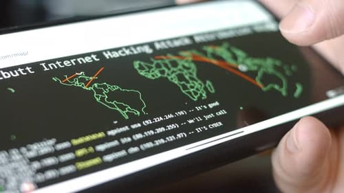 La navigation cartographique des cyberattaques sur l'écran d'un smartphone affiche diverses informations techniques dans lesquelles il est seul