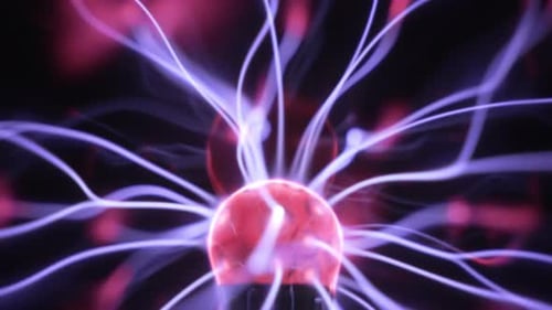 Plasmakugel in Zeitlupe. Blaue und violette Lichtstrahlen, Energiestrahlen, die sich langsam im Inneren des Balls bewegen.
