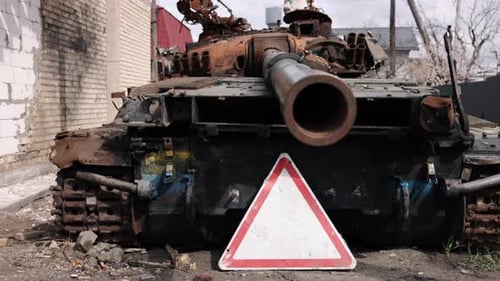 Escena épica: invasión de carreteras urbanas de Ucrania