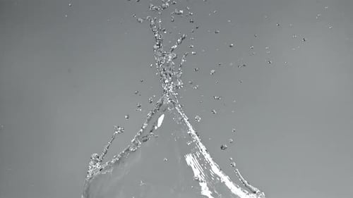 Salpicaduras de agua sobre un fondo claro filmadas con una cámara de alta velocidad a 1000 fps