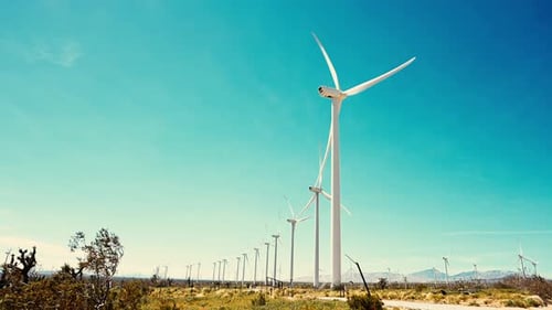 Molino de viento desde un lado en línea que gira por el viento en el valle del desierto