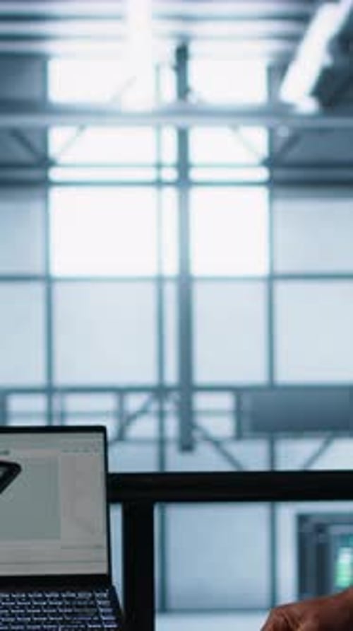 Mitarbeiter im vertikalen Videoserverraum verwenden künstliche Intelligenz auf Laptop und Tablet