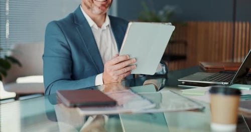 Mains, homme d'affaires et homme de bureau, tablette et conseiller financier avec connexion