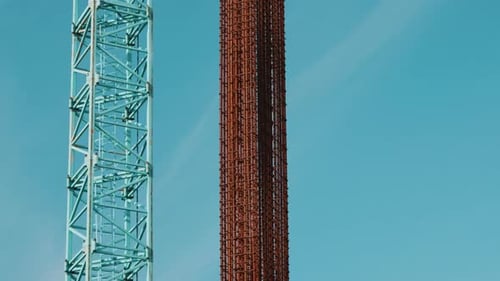 Jaula de refuerzo levantada y movida por Tower Crane contra un cielo azul