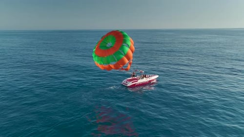 Luftaufnahme Sunset Serenity Parasailing über dem ruhigen Mittelmeer