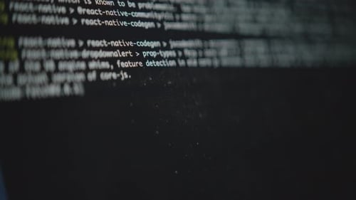 Concept de piratage ou de programmation : code exécuté dans un terminal informatique à l'aide d'un curseur