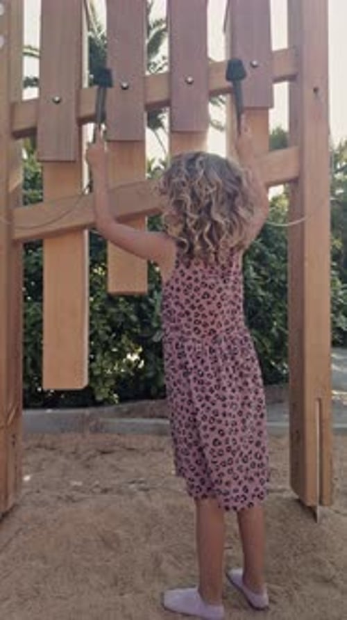 Niña jugando en el parque vertical