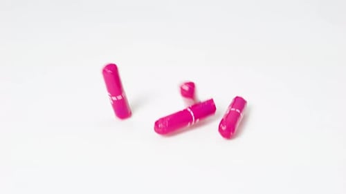 Damenhygieneartikel, die auf einem sauberen weißen Hintergrund fallen und hüpfen, ab zwei rosa