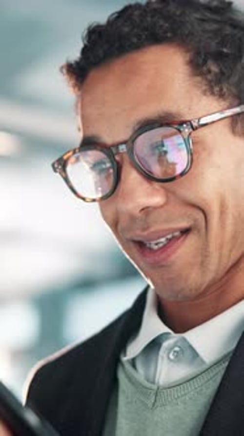 Bureau, entreprise et visage d'homme sur tablette pour le réseautage, la connexion et la planification financière