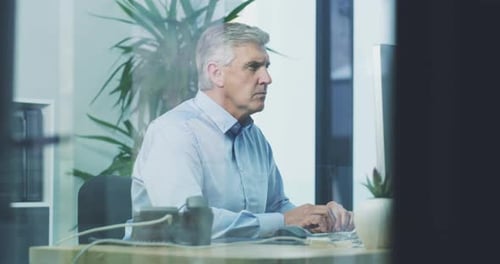 Компьютер, офис и бизнесмен работают над проектом для Корпоративный компании с технологиями