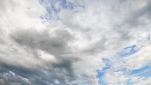 Dramático cenário de nuvens cinzentas se espalhando pela atmosfera. Formação de chuva no céu. Timelapse
.