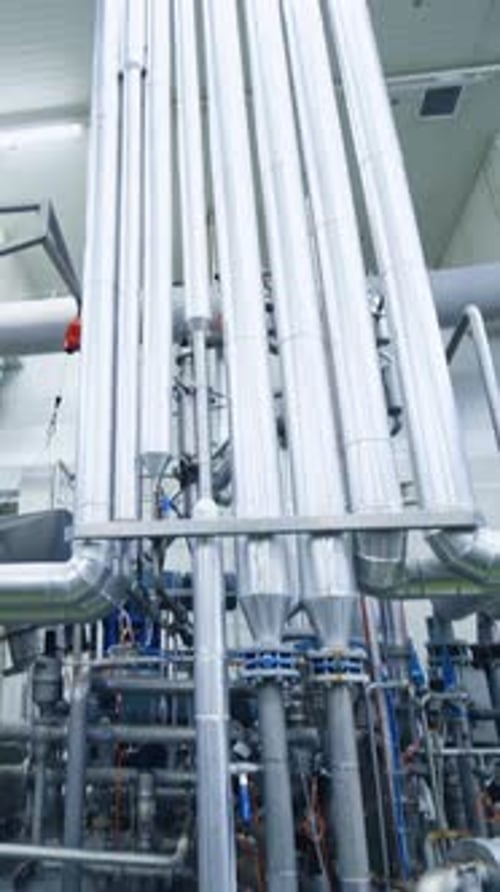 Moderne Ausrüstung in der Industriefabrik. Lüftungsrohrsystem in Innenräumen