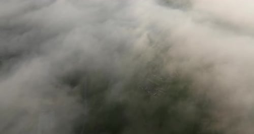 Nebelverhangene Stadt inmitten von Bergen