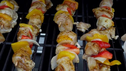 Hühnchen-Kebab auf dem Grill in Zeitlupe kochen