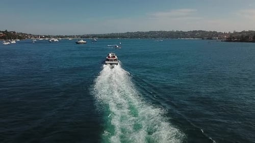 Schnellboot, das an einem sonnigen Tag durch blaues Meerwasser fährt