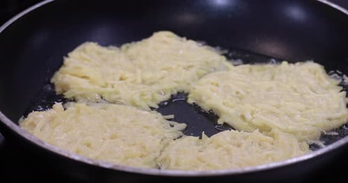 Vídeo: Los panqueques se fríen en aceite en una sartén