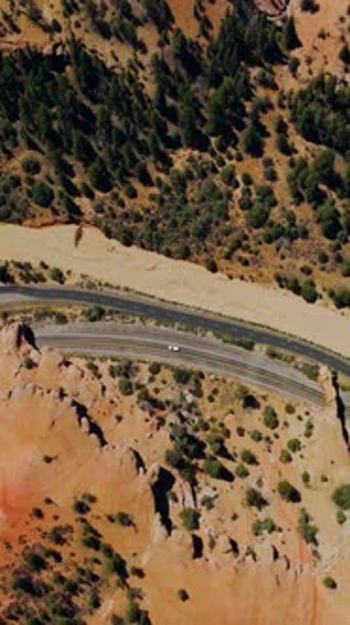 Einsames Auto, das auf der Autobahn durch den National Arches Canyon Park fährt.