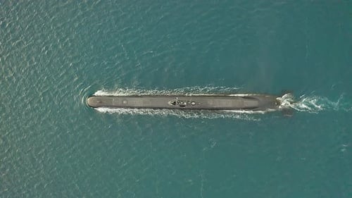 4K-Luftaufnahmen von Drohne von einem U-Boot auf dem Ozean