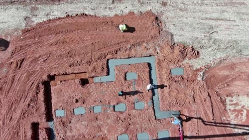 Eine automatische Pumpe wird verwendet, um Zementbeton im Bauprozess eines Hauses unter Verwendung von