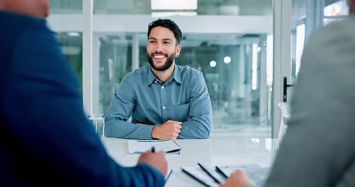 Sourire, entretien et homme d'affaires en conversation pour une embauche, un recrutement ou un emploi à table au bureau